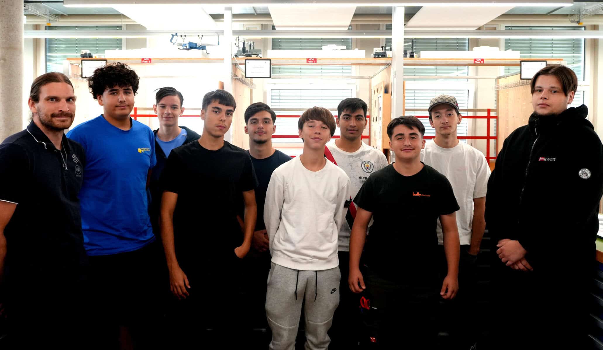 Yoann Jossevel, instructeur CIE (à gauche) et les neufs apprentis qui ont rejoint la classe START ce lundi 31 août 2026